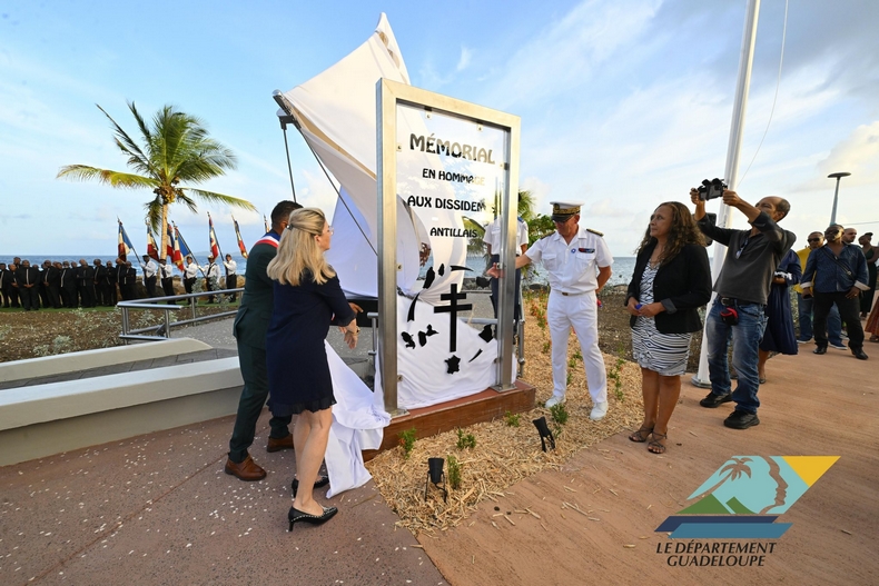 memorial dissidence antilles pixellisation tole perforee acianov 6